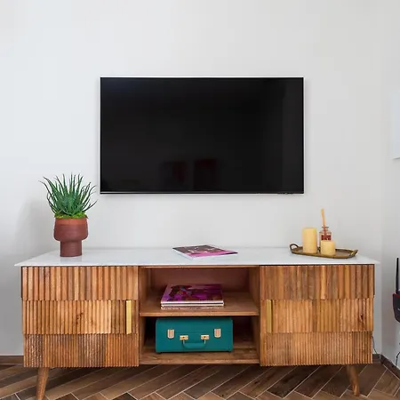 Futura Funky House - De Vivo Realty Apartment